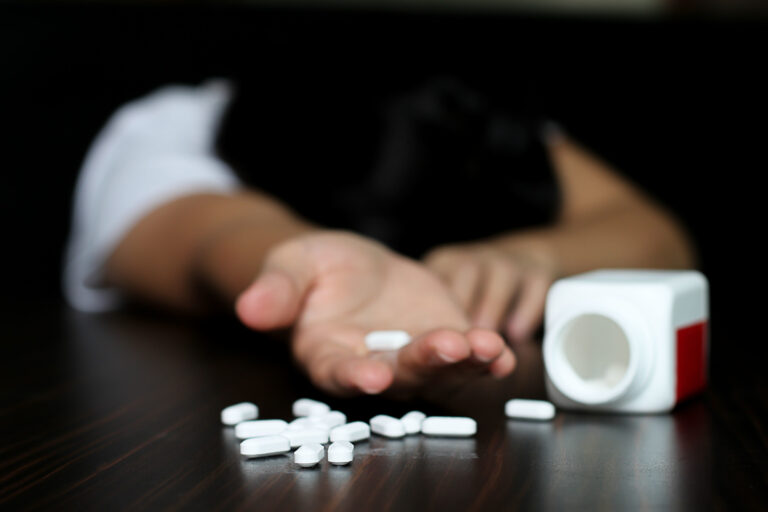 Read more about the article Xanax Addiction: Symptoms You Need To Know