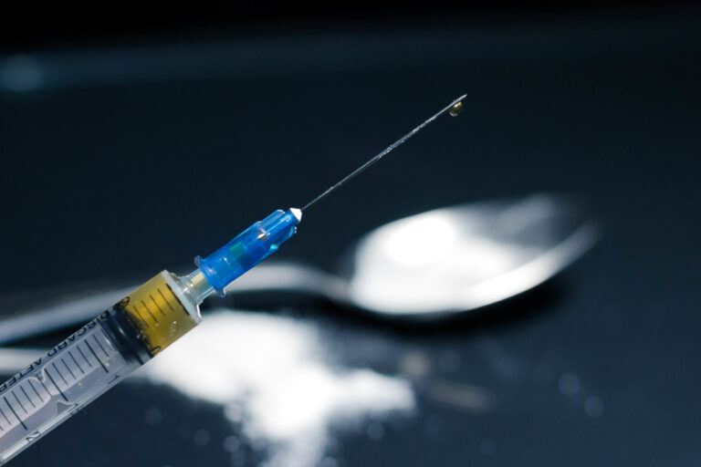 Read more about the article What Are the Signs of a Heroin Addict?