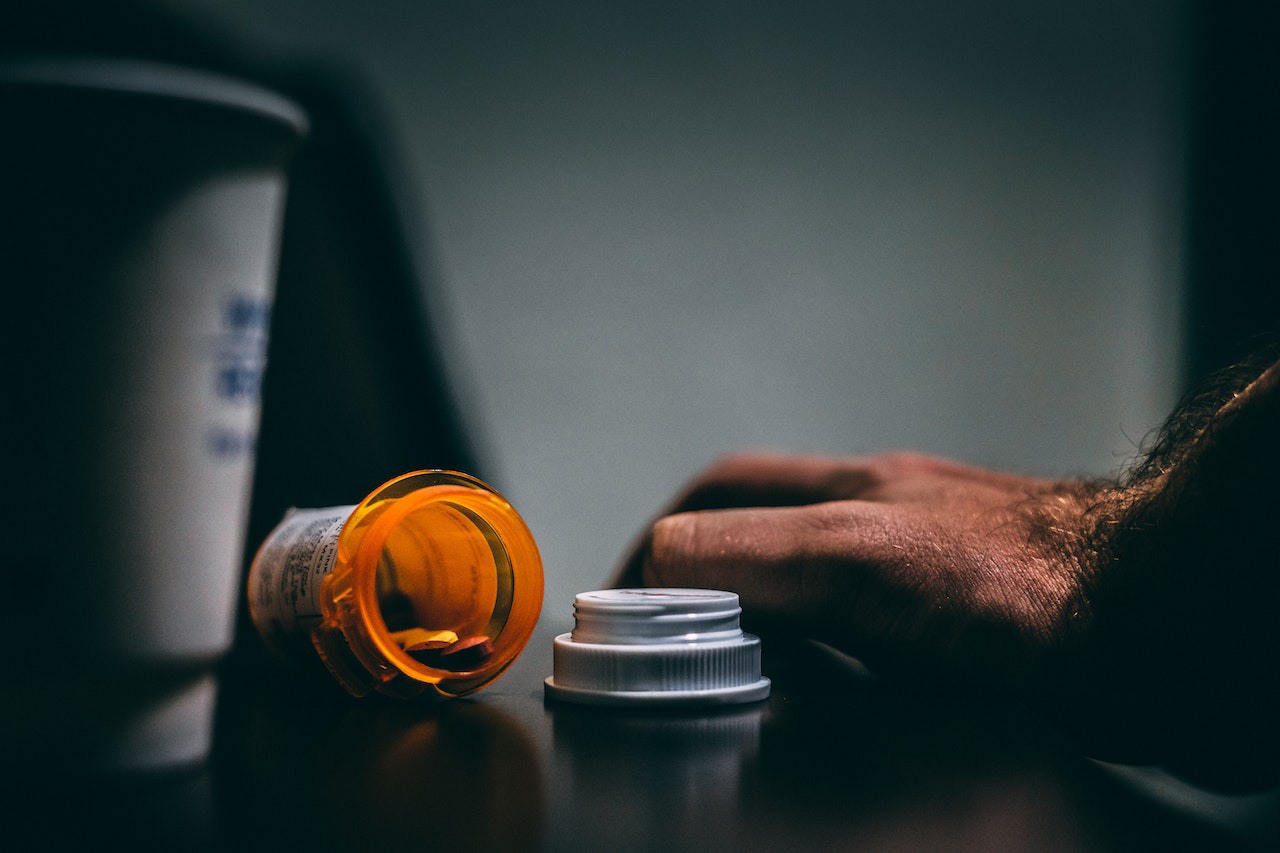 You are currently viewing Signs and Symptoms of Opiate Addiction You Need To Know About