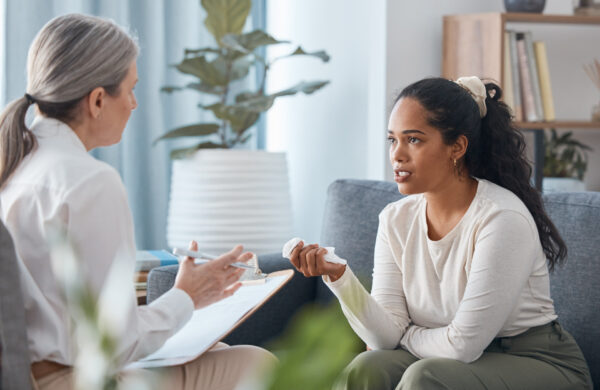 Therapist discussing the dangers of 7-OH with a concerned client during a counseling session